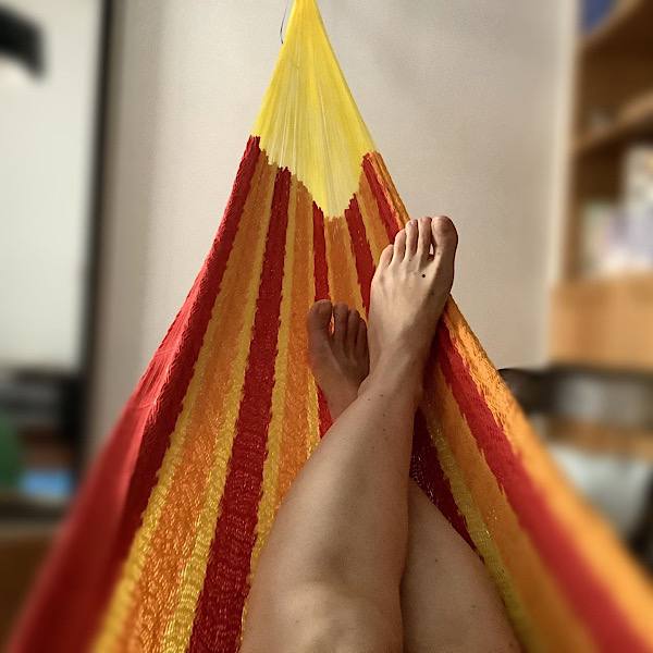 immagine di alcune gambe su un'amaca colorata