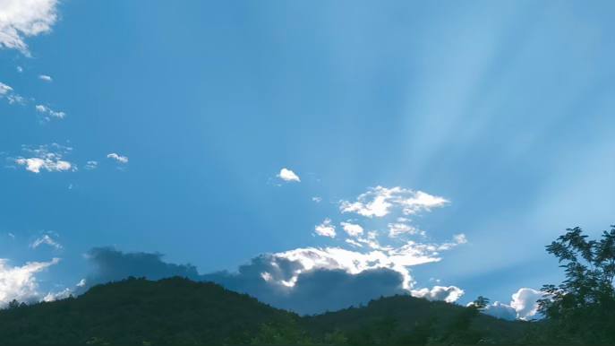 il sole che spunta dietro alle nuvole, ma lasciano passare qualche raggio