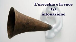 locandina della conferenza "L'orecchio e la voce (1) intonazione" con sfondo immagine della scultura Beethoven's Trumpet (with ear) di John Baldessari