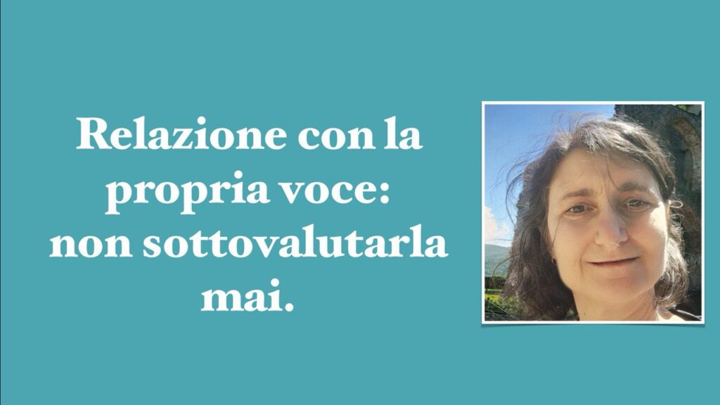 Locandina dell’articolo dedicato a relazione con la propria voce con il titolo ‘Relazione con la propria voce: non sottovalutarla mai’ e primo piano di Monica Kircheis.