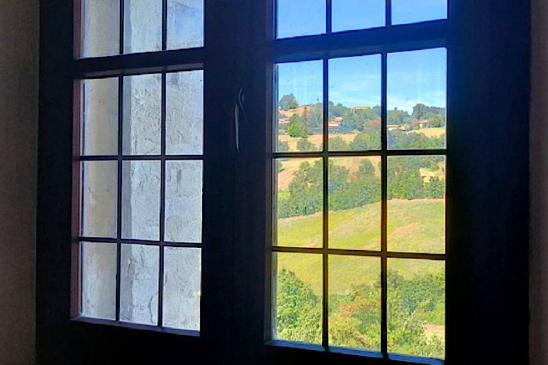paesaggio parmense visto da una finestra del castello
