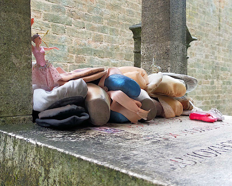 particolare della tomba di Diaghilev, le scarpette da ballerina